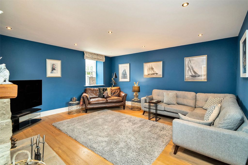 Property photo 3 of 31 Sitting Room