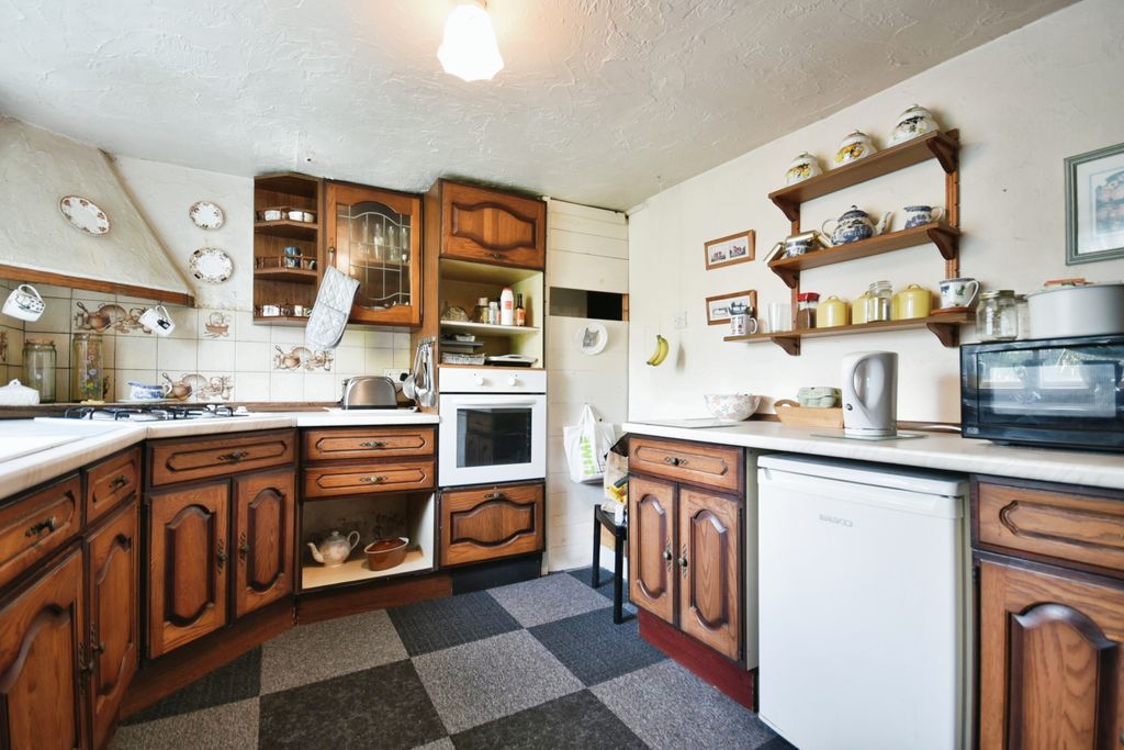 Property photo 2 of 12 16'0 X 7'6 Kitchen