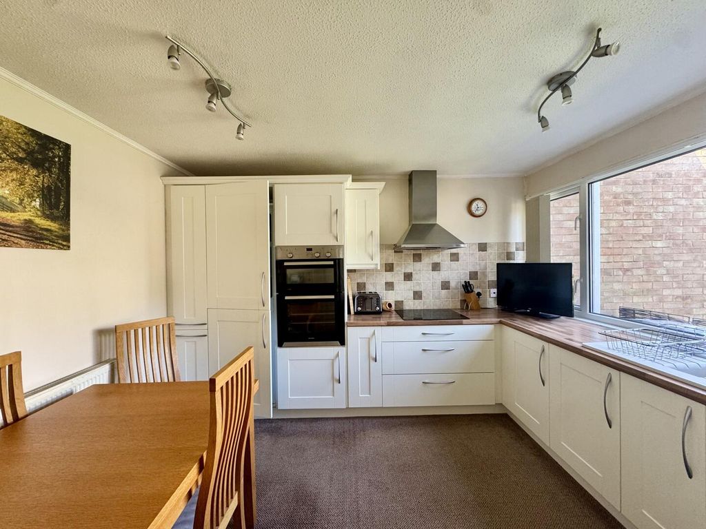 Property photo 2 of 12 Kitchen