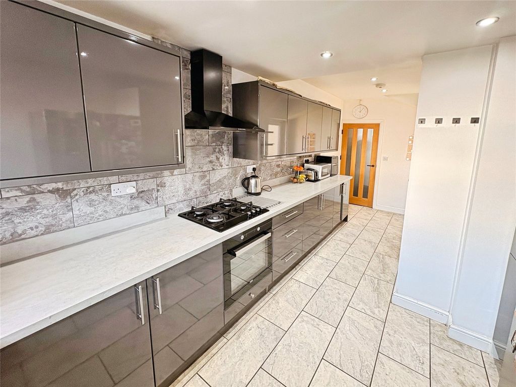 Property photo 2 of 10 Kitchen