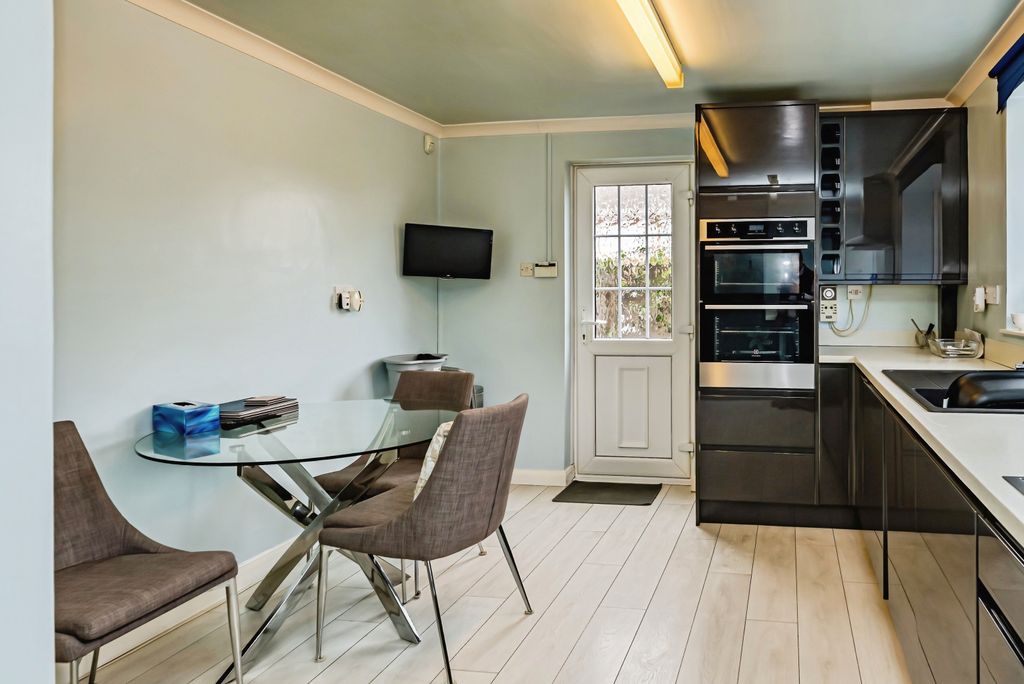 Property photo 3 of 16 13Thespiert-2