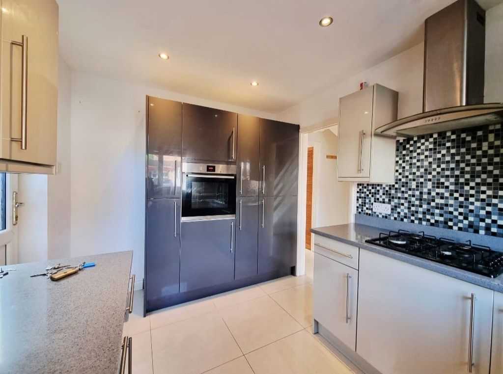 Property photo 2 of 10 Kitchen