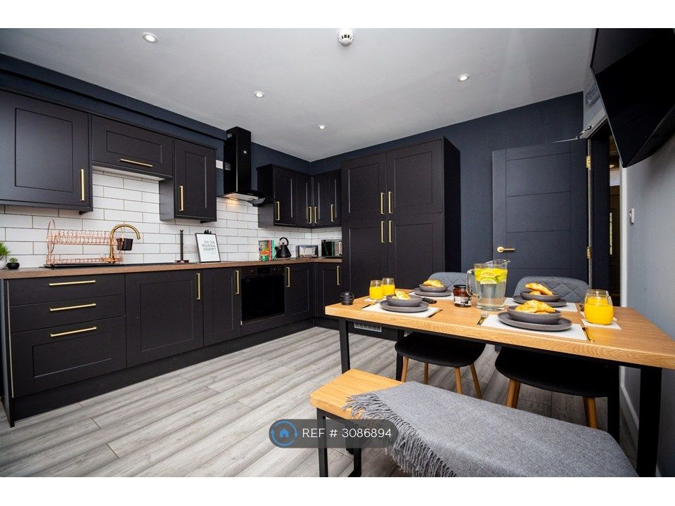 Property photo 3 of 6 Communal Kitchen And Dining