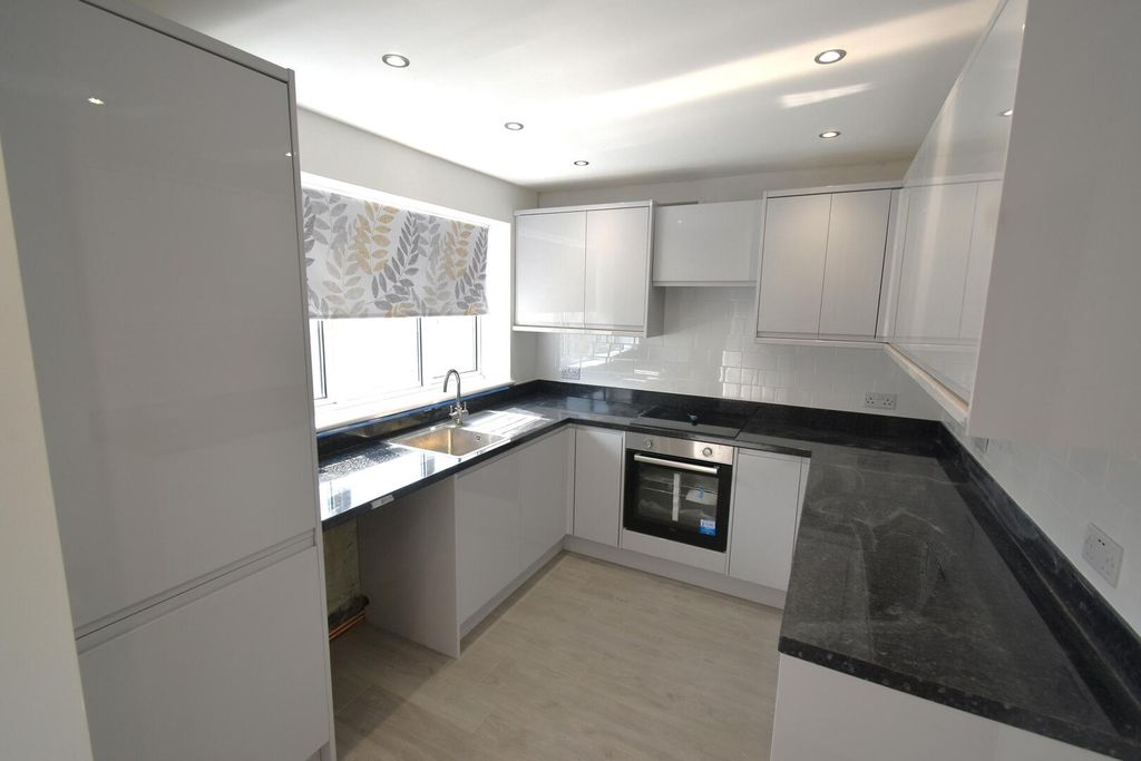 Property photo 2 of 10 Kitchen