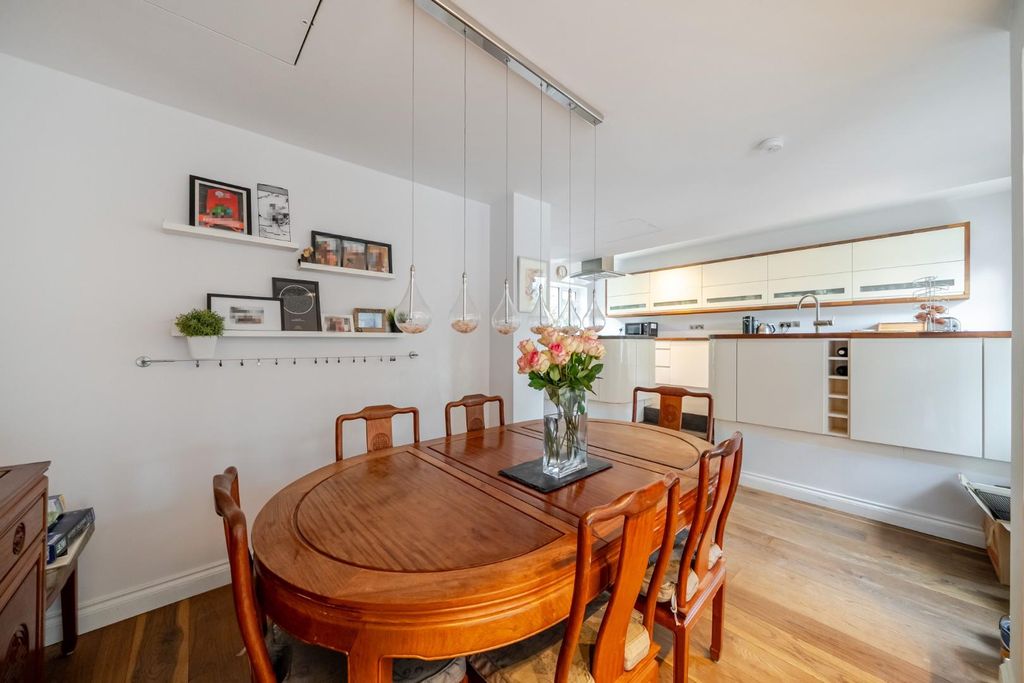 Property photo 3 of 32 Abbots Lane