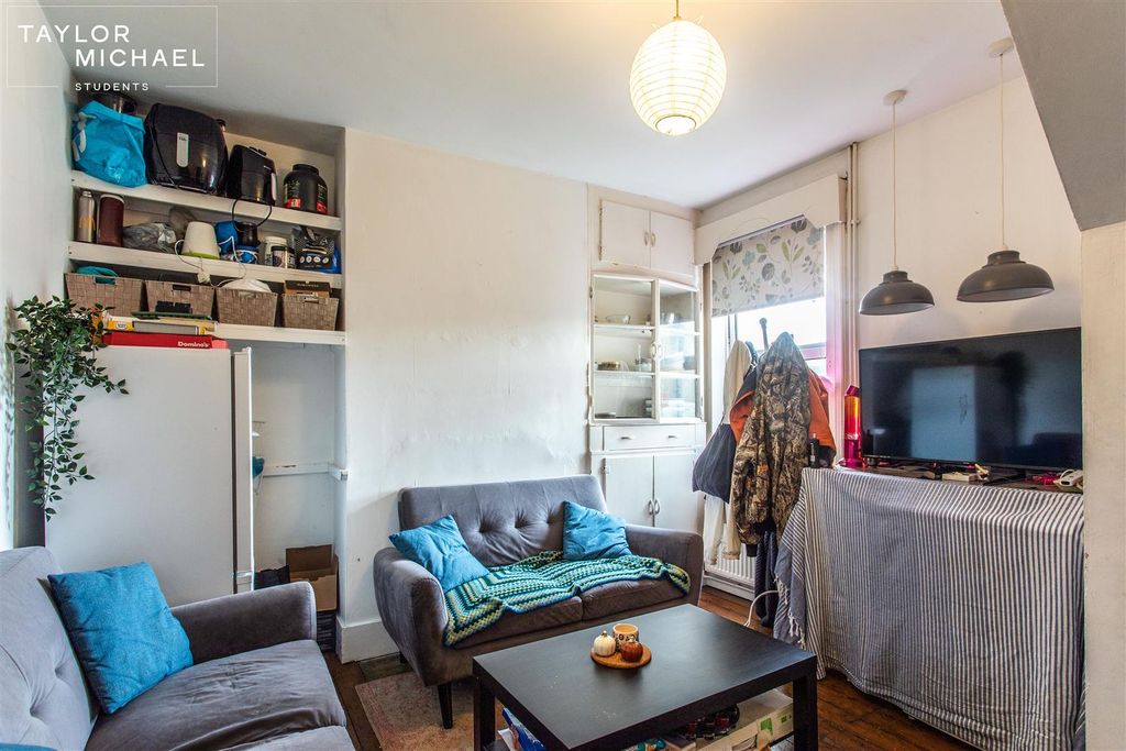 Property photo 1 of 18 Living Room