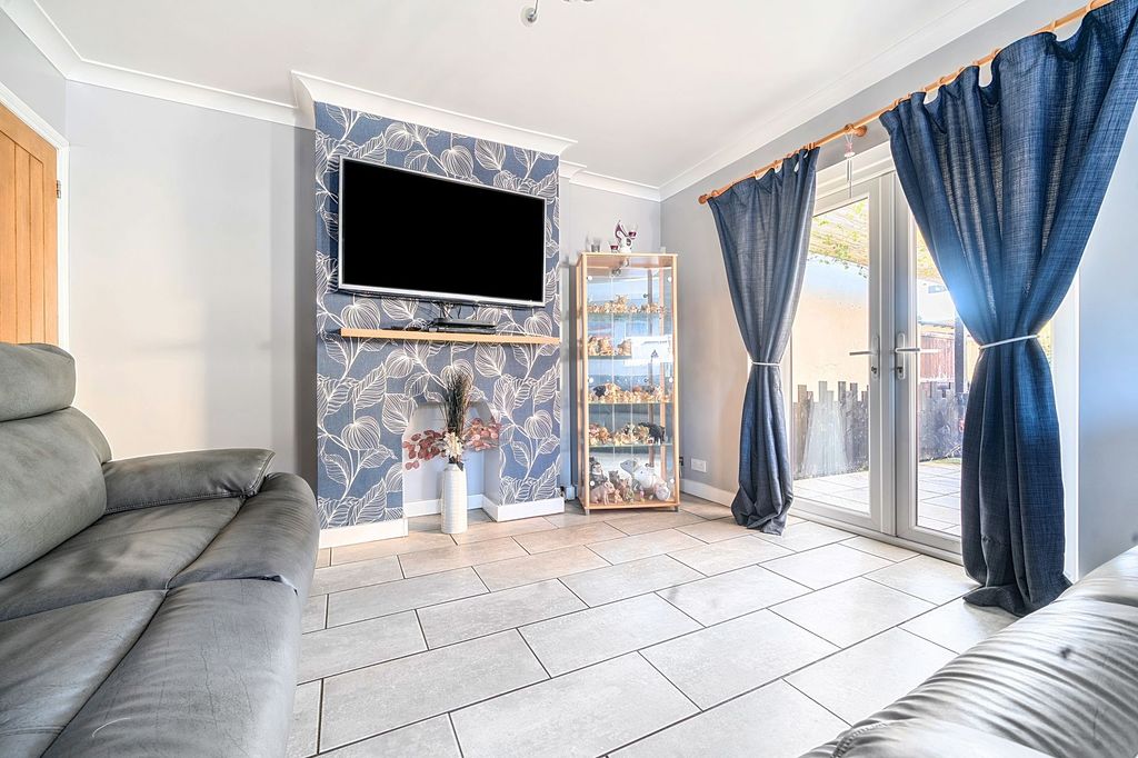 Property photo 1 of 12 Living Room/ Dining Room