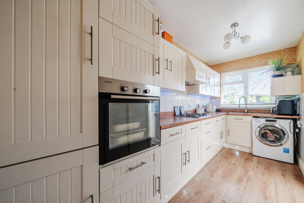 Property photo 3 of 21 1464839-12-6A15Df...