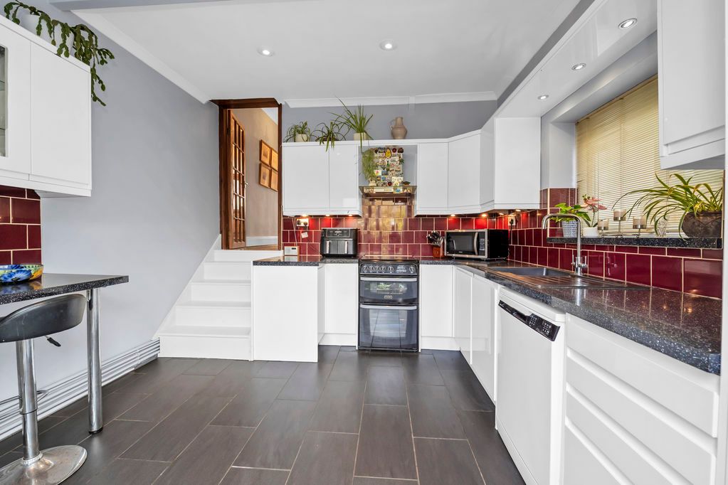 Property photo 3 of 17 Kitchen