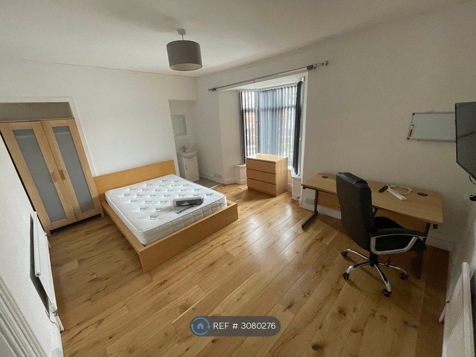 Property photo 3 of 11 Room 3