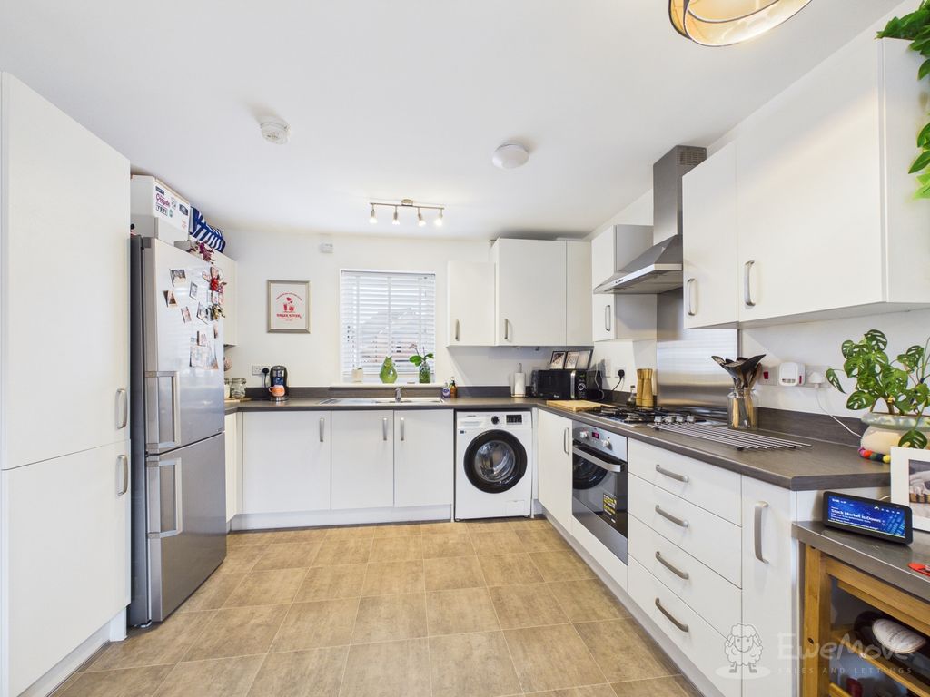 Property photo 3 of 8 Kitchen