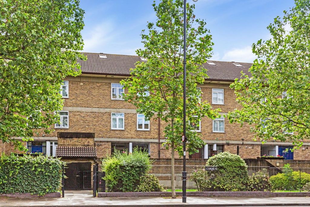 Property photo 1 of 16 29955_Hunters_154_Kingsland_Road_1.Jpg