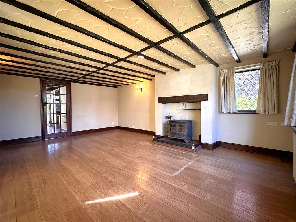 Property photo 2 of 23 Triple-Aspect Lounge 795