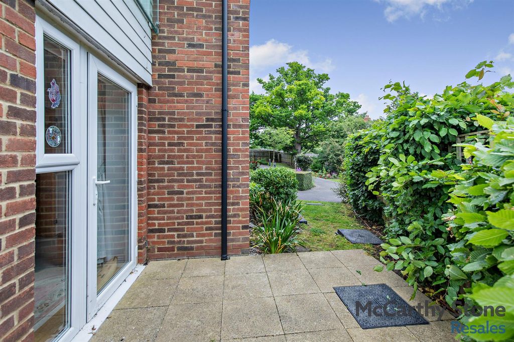 Property photo 3 of 13 8650870-Exterior03-800.Jpg