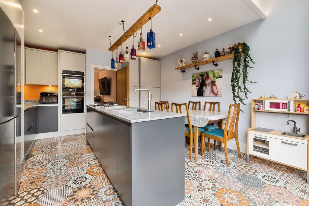 Property photo 3 of 33 Photo