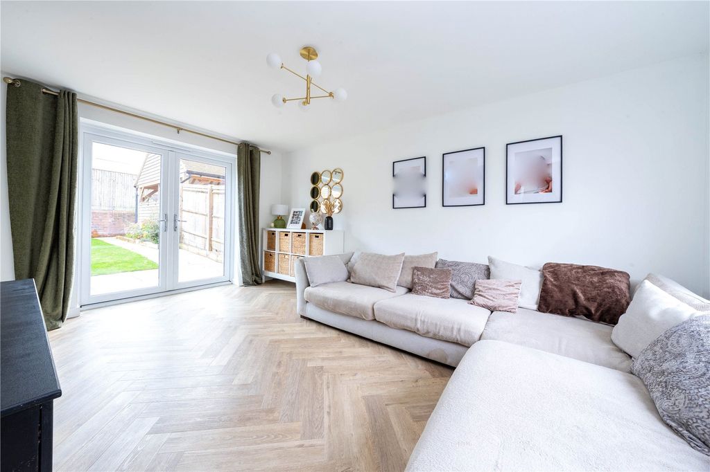 Property photo 2 of 18 Lounge