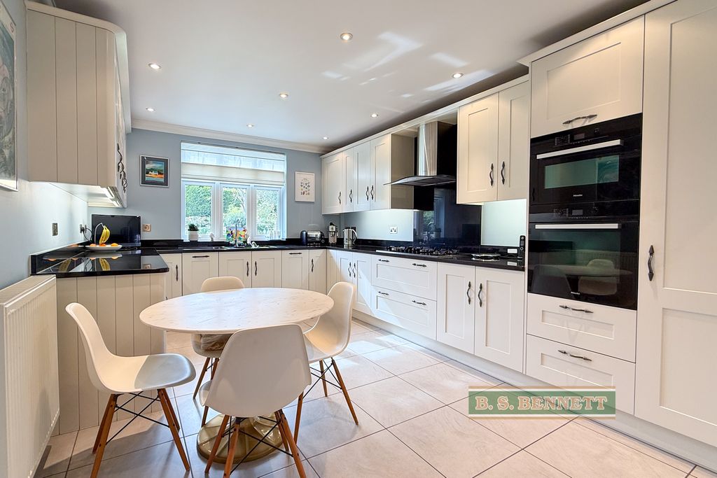 Property photo 2 of 22 Kitchen/Breakfast Room