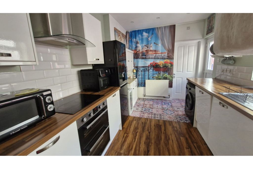 Property photo 3 of 17 Kitchen