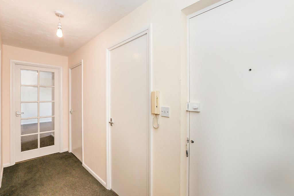 Property photo 2 of 8 Entrance Hall