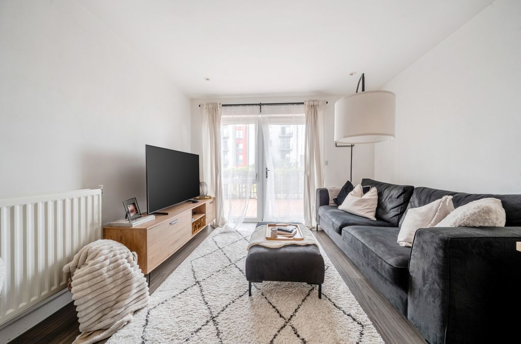 Property photo 2 of 11 1330640-28-688Ccb...