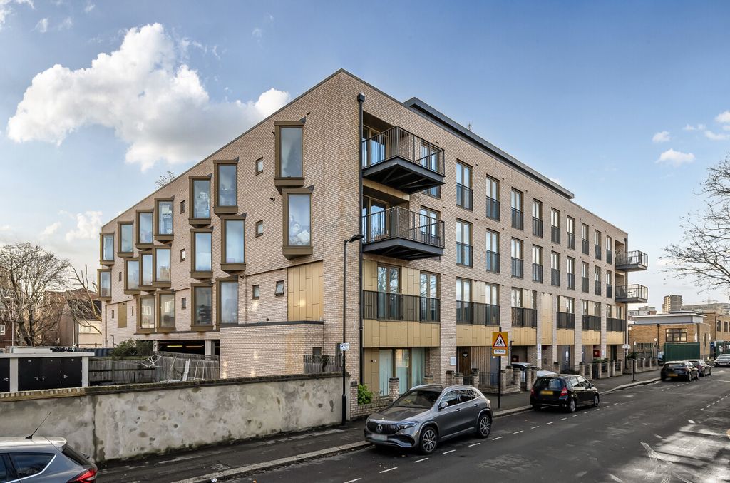 Property photo 1 of 12 1396989-1-695E68B...