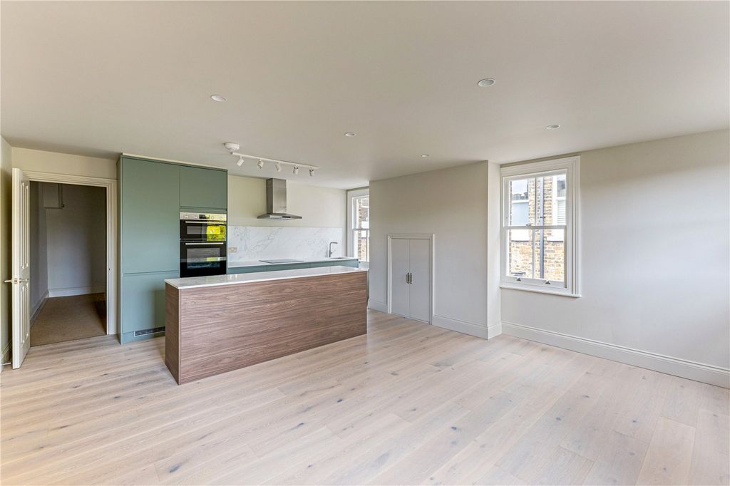 Property photo 3 of 13 Kitchen/Reception