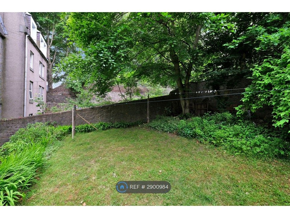 Property photo 2 of 16 Shared Back Garden