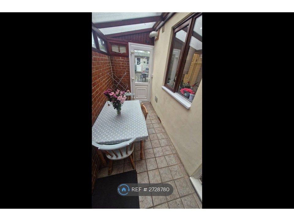 Property photo 3 of 6 Dining Sun Lounge