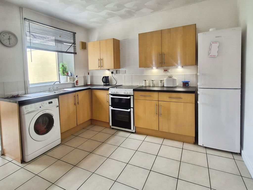 Property photo 3 of 7 Kitchen