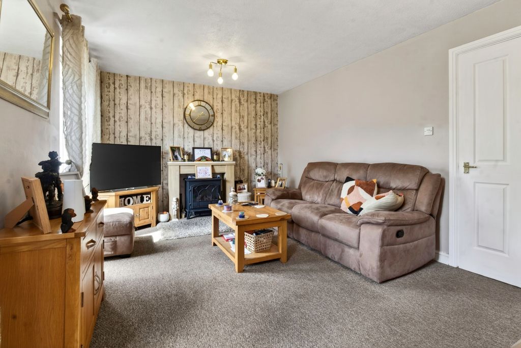 Property photo 3 of 15 Living Room (2)