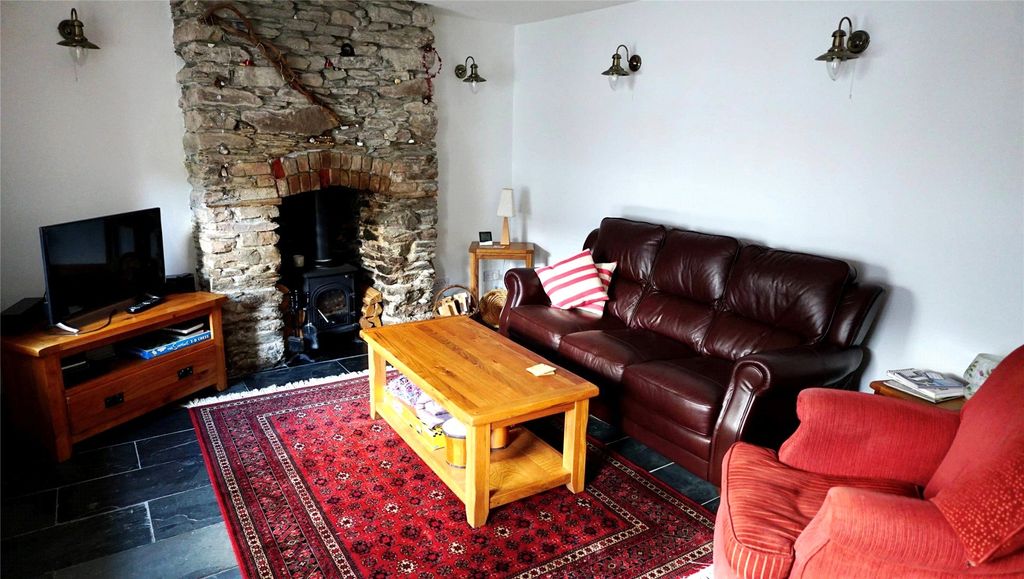 Property photo 2 of 11 Lounge