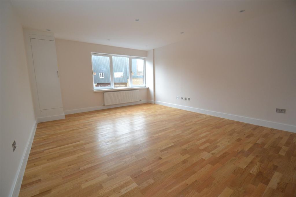 Property photo 3 of 6 040.Jpg