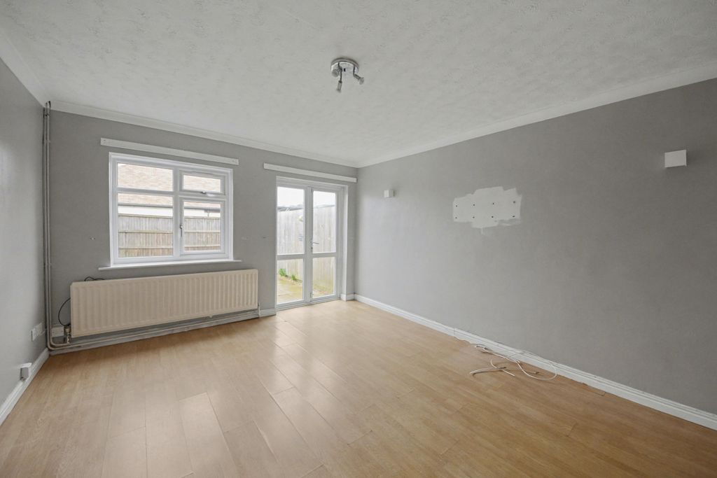 Property photo 3 of 14 25 Symonds Green Road, Symonds Green, Stevenage, Sg1 2Ha