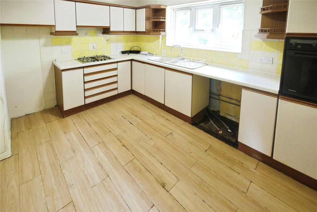 Property photo 3 of 12 Kitchen