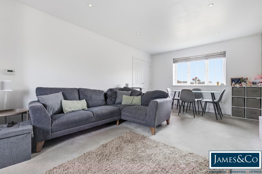 Property photo 3 of 10 3Hensmanclosec