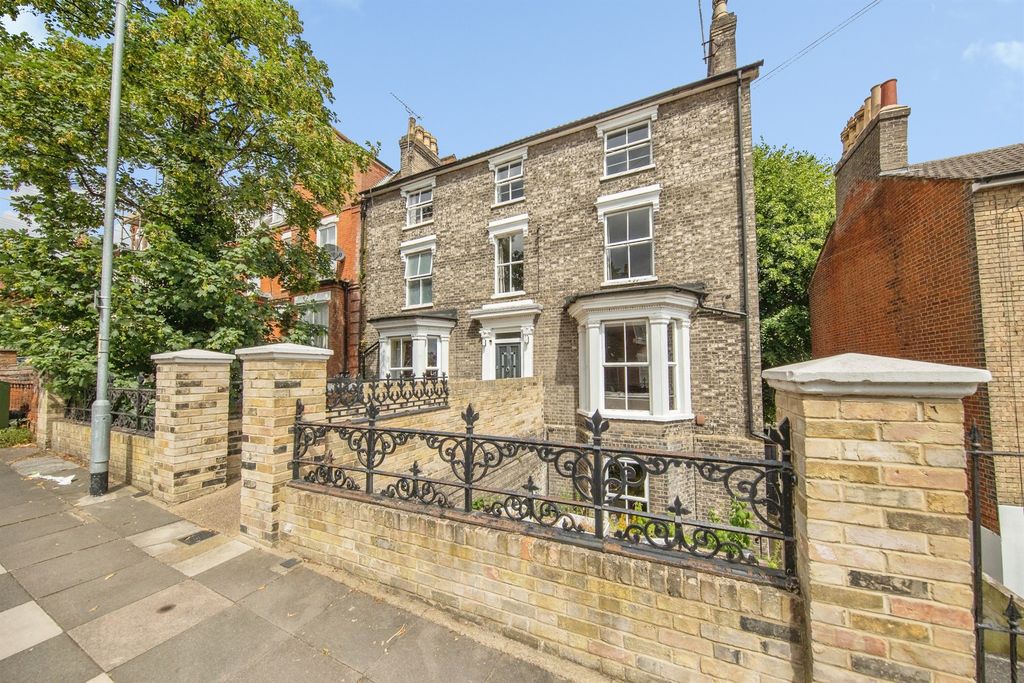 Property photo 1 of 28