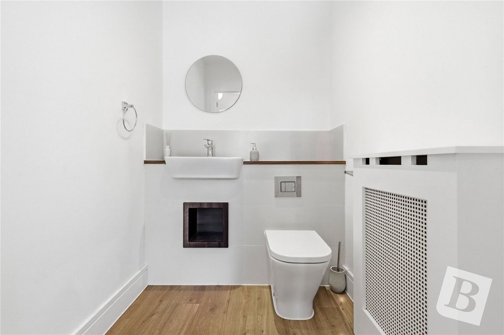 Property photo 3 of 31 Cloakroom