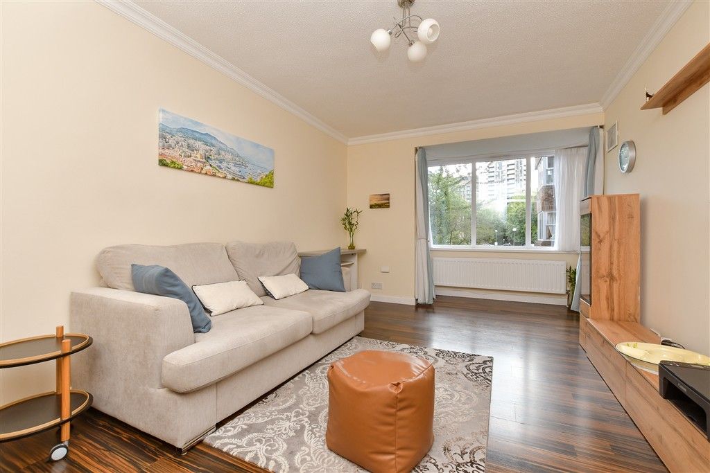 Property photo 3 of 7 Lounge