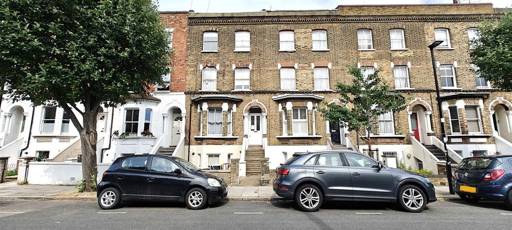 Property photo 1 of 8 St Thomas Road N4