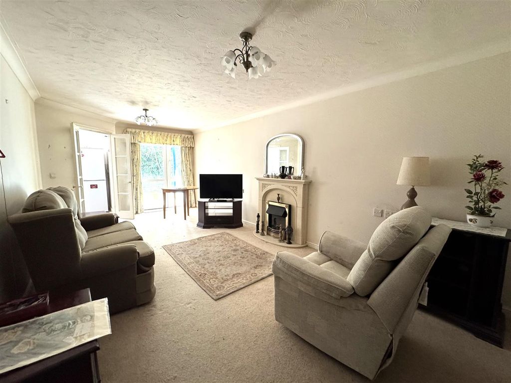 Property photo 3 of 12 Lounge