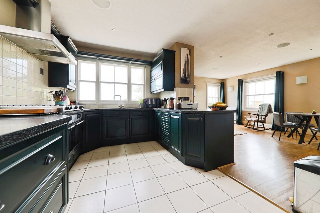 Property photo 2 of 25 5302425
