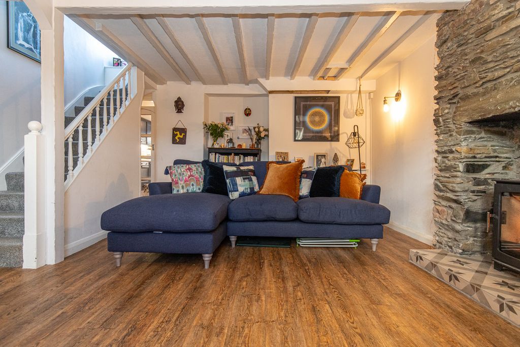 Property photo 2 of 32