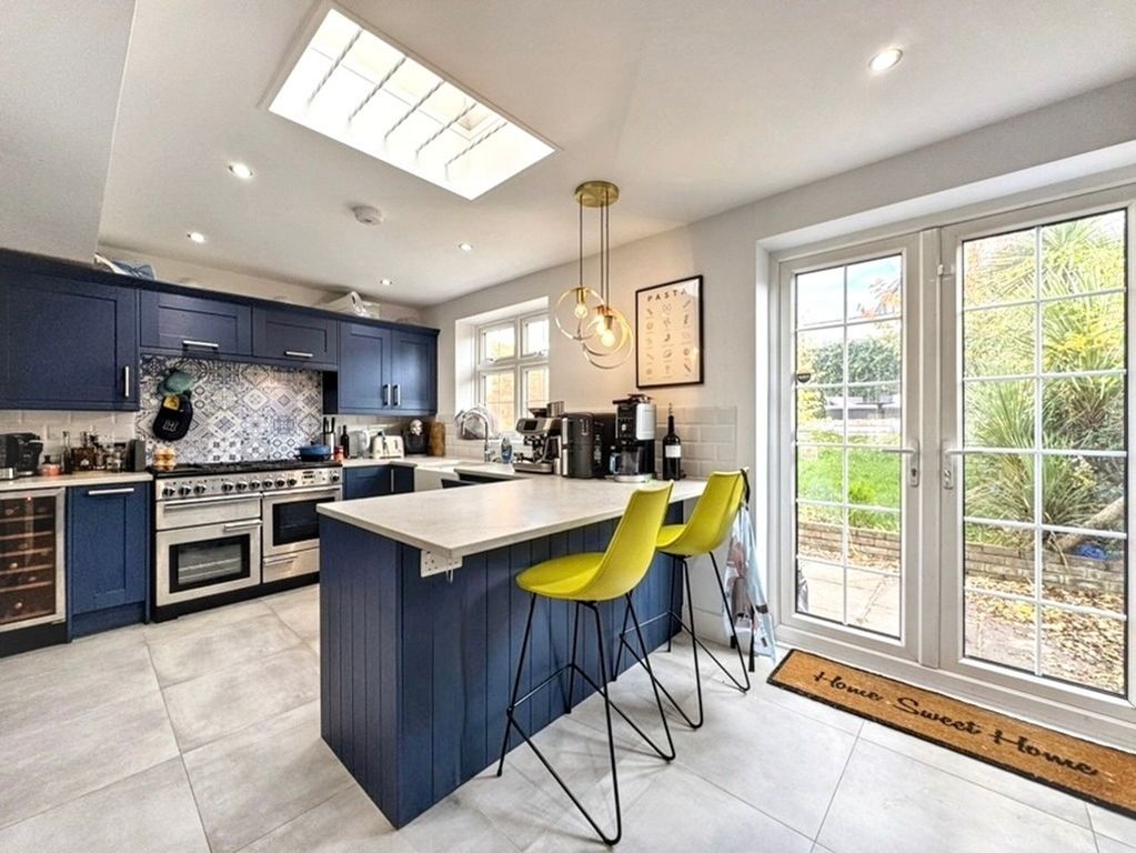 Property photo 3 of 18 Kitchen