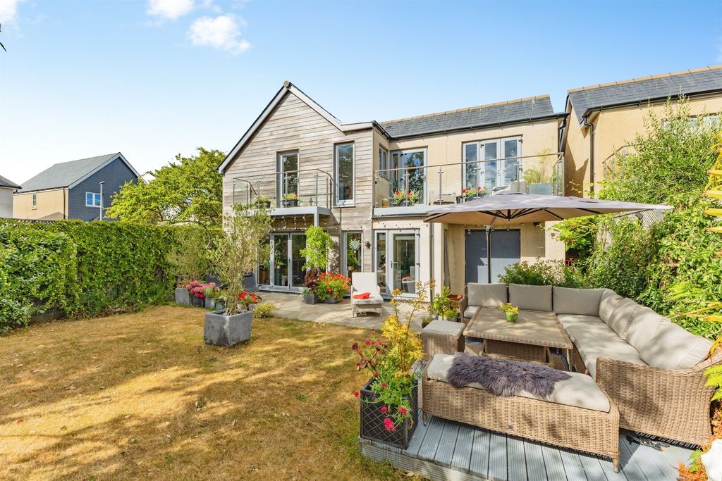 Property photo 1 of 32