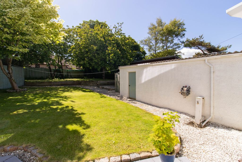 Property photo 3 of 29 Garage & Garden
