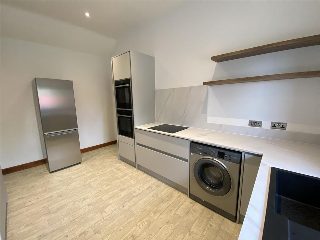 Property photo 3 of 17 Kitchen