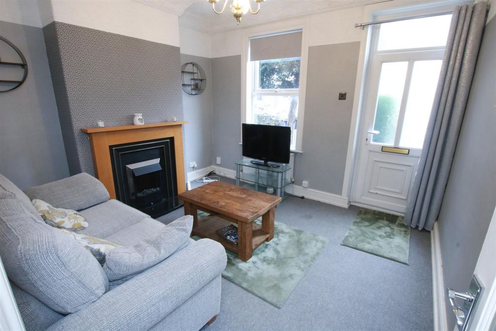 Property photo 1 of 12 Lounge