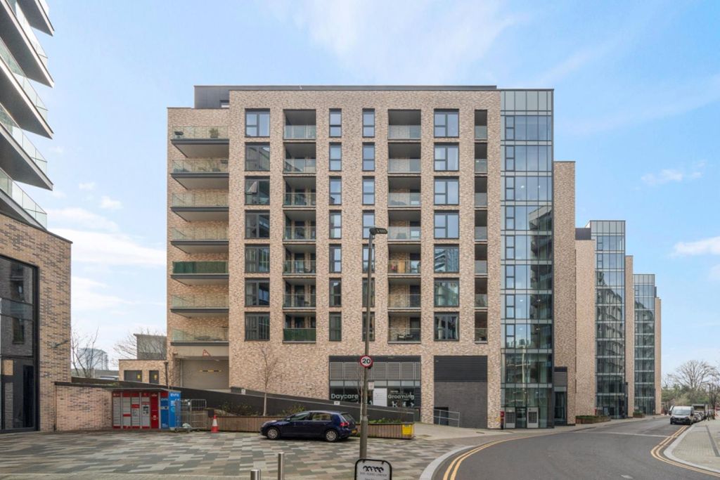 Property photo 1 of 12 Flat 3, 12 Osiers Road Sw18 1Ux-13.Jpg