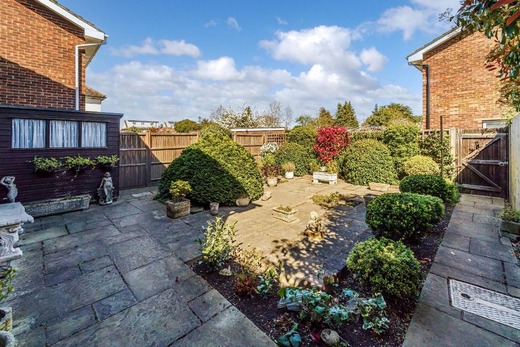 Property photo 3 of 13 Chessington Road