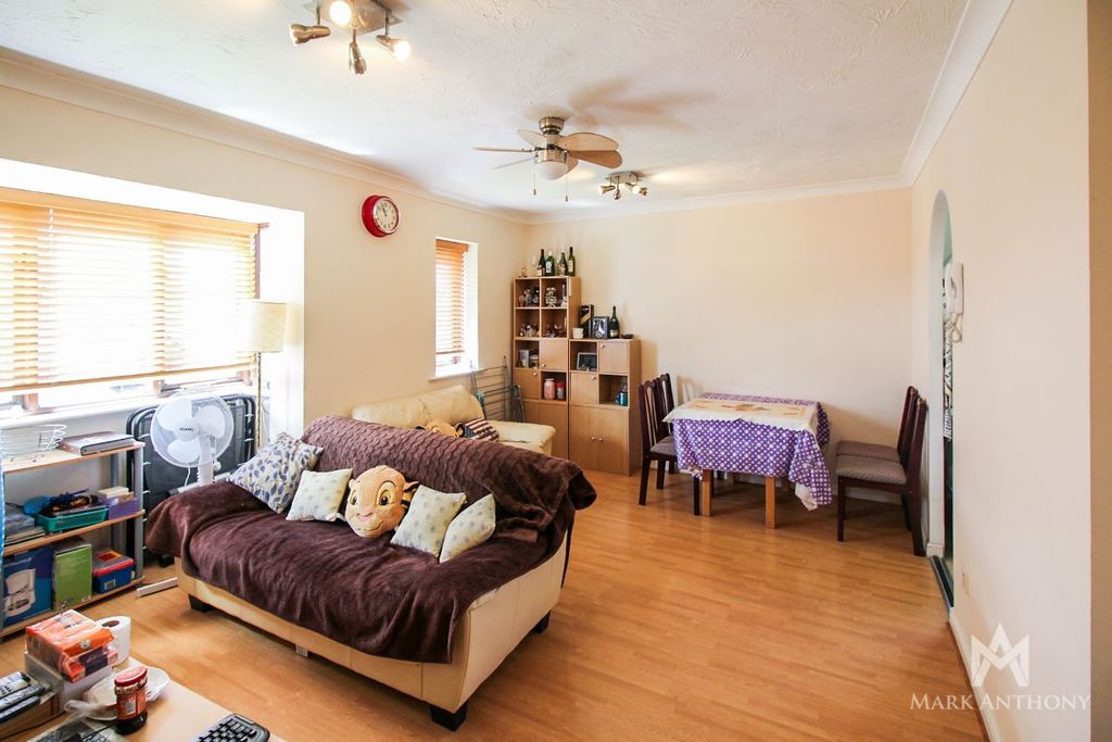 Property photo 2 of 8
